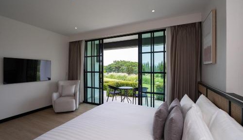 Deluxe with Bath Tub
