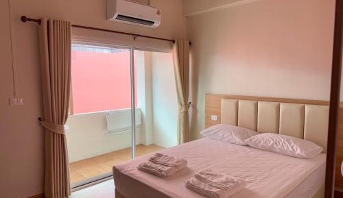One-Bedroom Loft Apartment with One Queen Bed