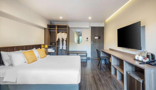 Deluxe King Room with Shower - Poolside/Non-Smoking