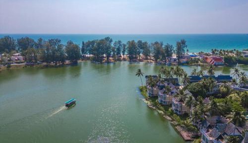 Two-Bedroom Apartment with Lake View