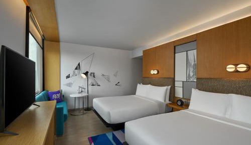 Breezy Queen Room with Two Queen Beds and City View - High Floor