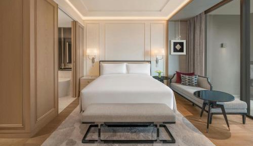 Club King Room with Balcony - Club Lounges Access
