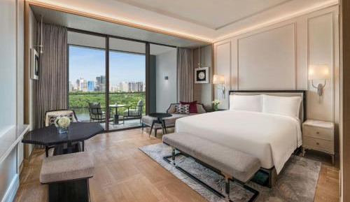 Club King Room with Balcony - Club Lounge Access