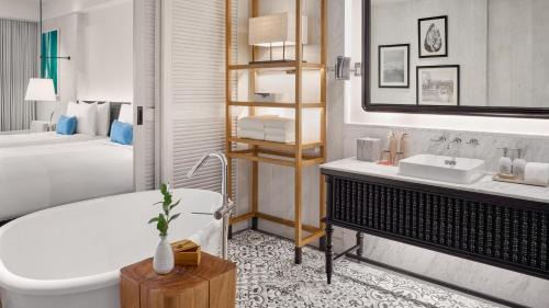 Essential Twin Room with Sea View