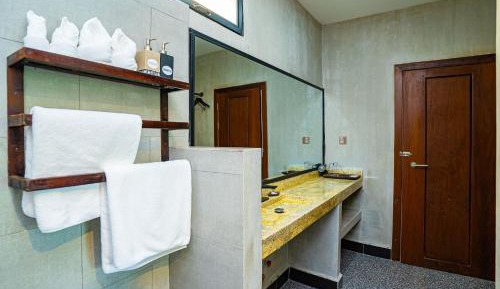 Family Room - Free Shuttle to Town