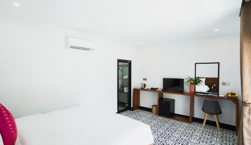 Family Connecting Room Pool Access - Free Shuttle to Town