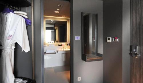Business Queen Room