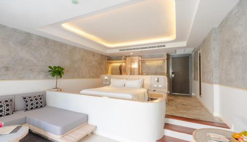 Upper Pool Access Suite ( Adult only)