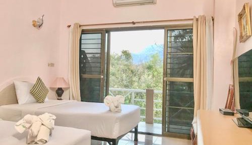Standard Twin Room with Mountain View