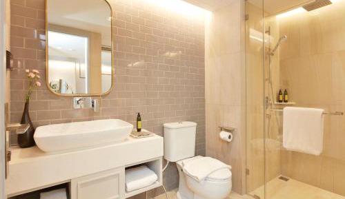Deluxe Corner Suite
