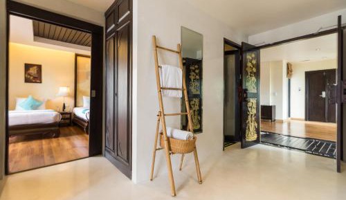 Deluxe Suite with One-Way Airport Transfer