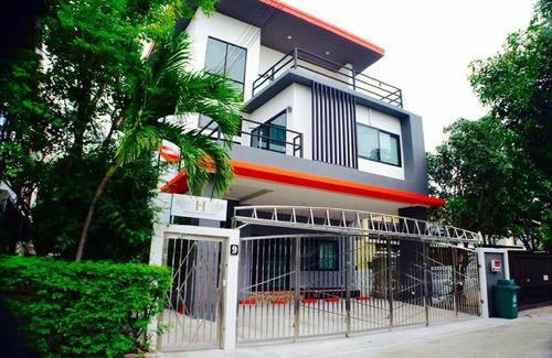 Bang Chak Hotel | 4 Bedroom House at Skytrain
