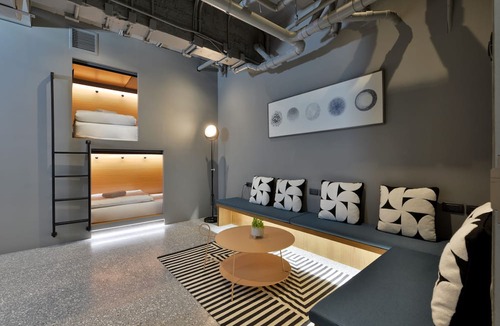 Silom Hostel | Tiang Capsule