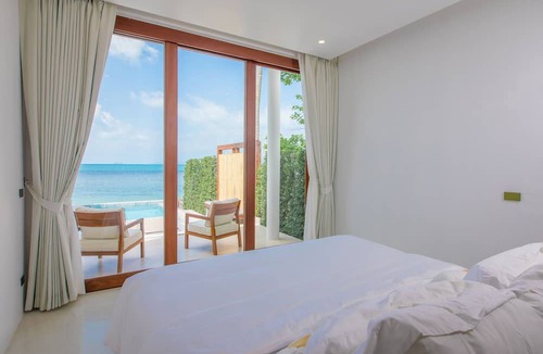 Bang Po Hotel | White Whale Beachfront Pool Villa