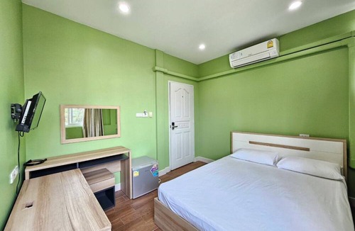 Wat Bowon Niwet Hotel | Baanpin Hotel and Cafe