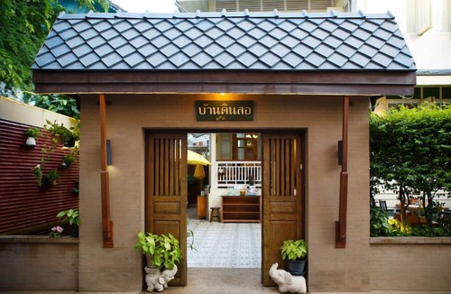 Wat Bowon Niwet Hostel | Baan Dinso