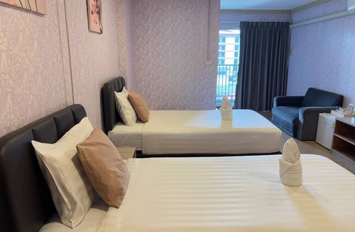 Din Daeng Hotel | OYO 75446 Travis Inthamara 49