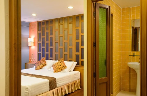 Ratchaprasong Hotel | Golden House BTS Chidlom Bangkok
