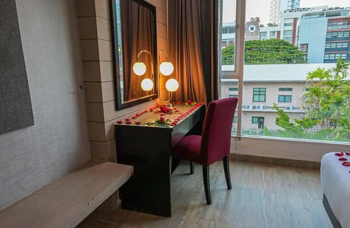 Ploenchit Hotel | Boss Suites Nana Hotel