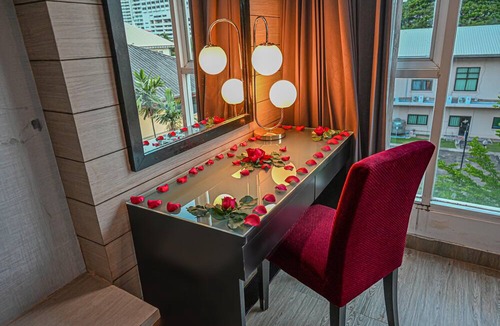 Ploenchit Hotel | Boss Suites Nana Hotel