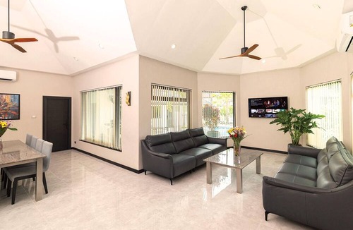 Nong Prue House | Villa Pattaya Hill minutes from beach and city
