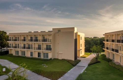 Racha Thewa Hotel | Eastin Thana City Golf Resort