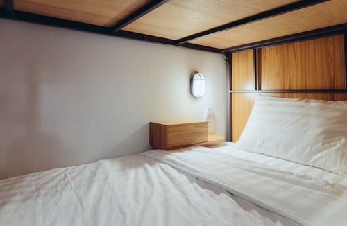 Pom Prap Sattru Phai Hotel | Peace Factory Hostel