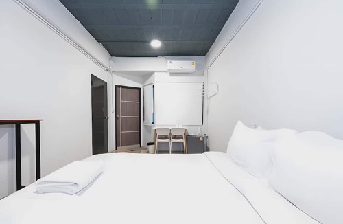 Nana Hotel | Yellow Place Sukhumvit Soi 2