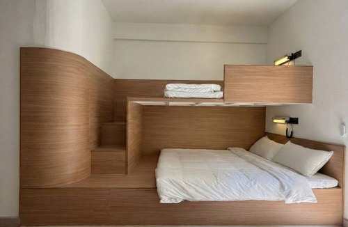 Si Yaek Maha Nak House | Brown H