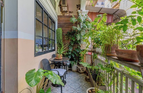 Chamkar Mon Apartment | Sarai Room a Cozy Urban Hideaway With Green Balcony