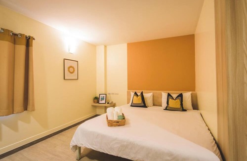 Pom Prap Sattru Phai Hotel | New Suanmali Hotel