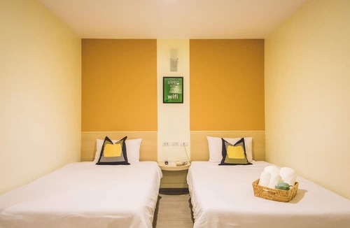 Pom Prap Sattru Phai Hotel | New Suanmali Hotel