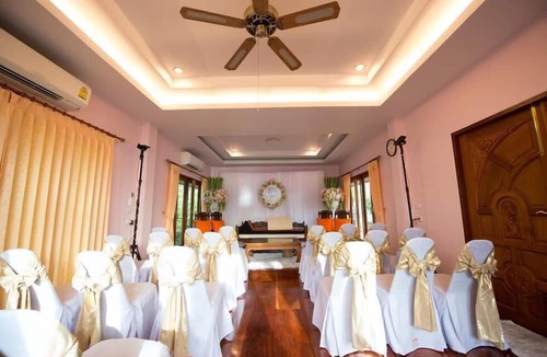 Doem Bang Nang Buat House | Tharnrarin Villa Suphan Buri