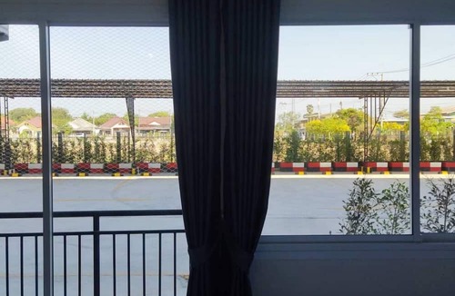 Ban Bang Saen Hotel | TPR51 Room Service