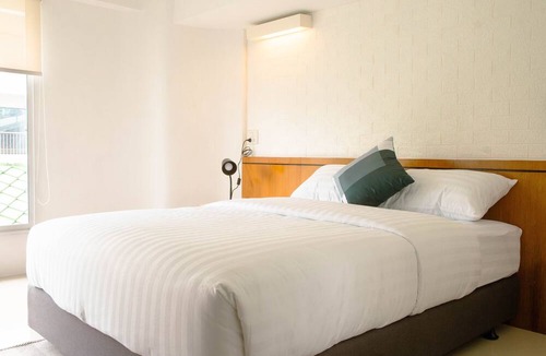 Chana Songkhram Hotel | Alley and Pier