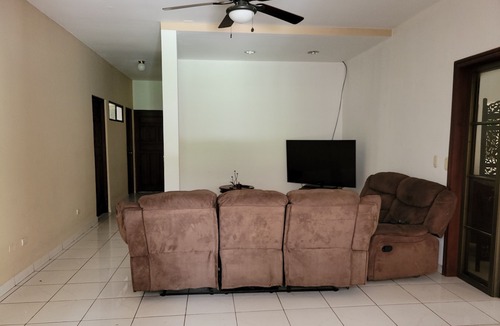 Managua House | Casa Entera con Alberca en las Colinas Managua, Apta Para Familias