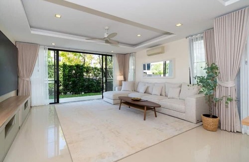 Laguna Villa | Luxury 5 bed Laguna Park no pool