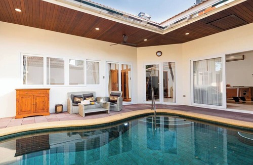 Jomtien Villa | Luxury 4BR Pool Villa Pratamnak Soi5 - 50m to Beach