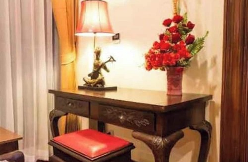 Old City House | Poolside King Retreat | Direct Access & Spa Bath