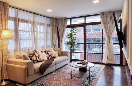 Huai Khwang House | 4-bedroom Spanish Hacienda 10 mins MRT Huaykwang/JODD Fair/RCA