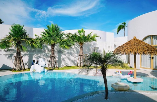 Bang Sare Villa | White Curve Villa