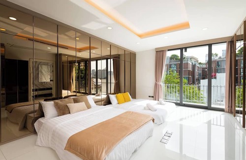 Thonglor Villa | Modern Luxury Poolhaus with Lift