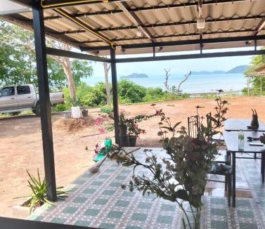 Ko Phaluai Cabin | Cliffside sea lodge