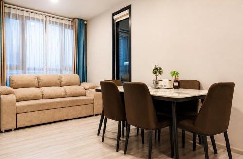 Ratchadaphisek Apartment | 1 minute to the subway entrance Mrt Huai Khwang Most cozy room in this city central The condo has an infinity swimming pool and gym on the top floor