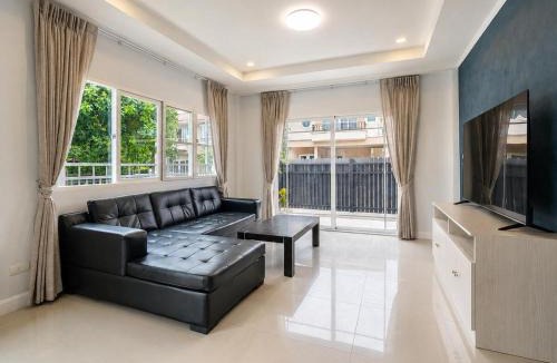 Si Sunthon House | Fully Renovated 4Bdr home in Supalai Essence