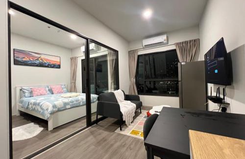Talat Phlu Apartment | Boutique apartment in Bangkok with a separate living room, rooftop garden, free parking, and high-speed Wi-Fi