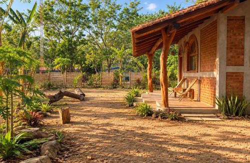 Escamequita Ski Chalet | Casita de Ladrillos - Piscina - BBQ - Fogata - Finca a min de San Juan Del Sur y Playas