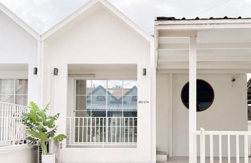 Mae Hia House | 3BR White House 10 Min to Chiang Mai Airport