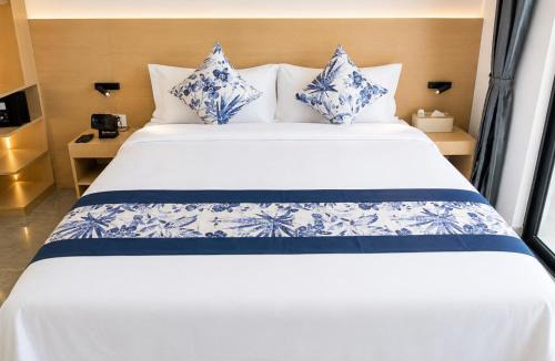 Daun Penh Bed & Breakfast | The Flora Riverside Condo
