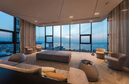 Pattaya Bay Apartment | Central Pattaya Oasis with Infinity Pool